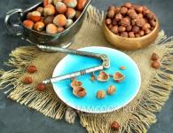 Hur man korrekt steker valnötter i en stekpanna